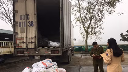 Xe quá tải chở gần 1 tấn vó trâu bò bốc mùi
