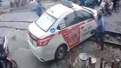 Tước giấy phép lái xe của tài xế suýt bị tàu hỏa đâm