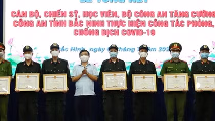 Khen thưởng các cán bộ Công an tăng cường chống dịch 