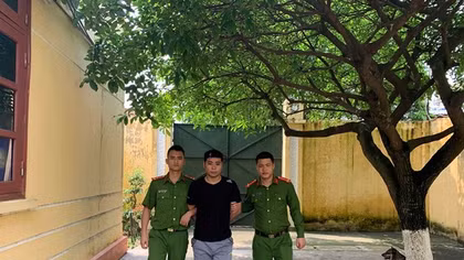 Gần 70 thanh niên hỗn chiến tranh giành "nhân viên phục vụ"