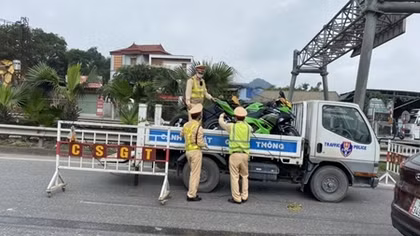 Xử lý đoàn xe mô tô phân khối lớn đi vào cao tốc Hà Nội - Thái Nguyên