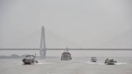 Ra quân đảm bảo an toàn giao thông trên sông Hồng