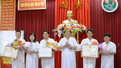 Trao bằng khen cho 3 bác sĩ hiến máu cứu sống sản phụ 