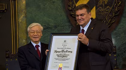 Tổng Bí thư Nguyễn Phú Trọng nhận bằng Tiến sĩ danh dự của Đại học La Habana