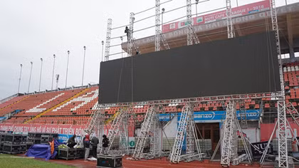 CĐV Hải Phòng 'tiếp lửa' tuyển Việt Nam qua màn hình 150m2