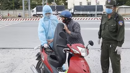 Người phụ nữ đi từ TP Hồ Chí Minh sang Bình Dương để…đổ xăng!