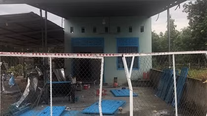 Xông vào khu vực phong tỏa, chém 3 người trọng thương