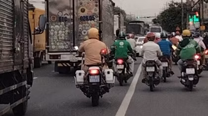 Trung úy CSGT mở đường để sản phụ kịp thời đến bệnh viện
