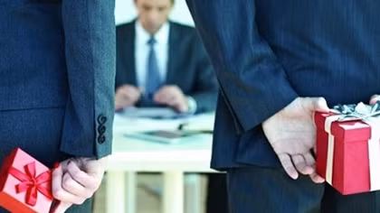 Nghiêm cấm biếu, tặng quà Tết cho lãnh đạo các cấp dưới mọi hình thức