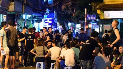 Phố đi bộ quanh Hồ Gươm đón 15.000 du khách mỗi ngày