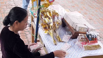 Hà Nội yêu cầu chấm dứt dịch vụ đổi tiền lẻ tại lễ hội