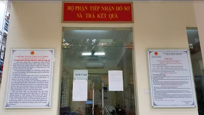 Cán bộ phường Văn Miếu bị tố "hành" dân nhận quyết định thôi việc