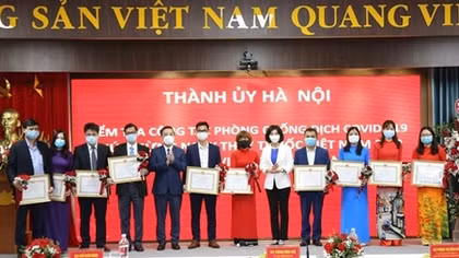 Hà Nội trao bằng khen đột xuất tặng 20 cán bộ, y bác sĩ tiêu biểu 