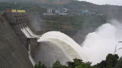 Thuỷ điện Hoà Bình mở một cửa xả đáy đón lũ