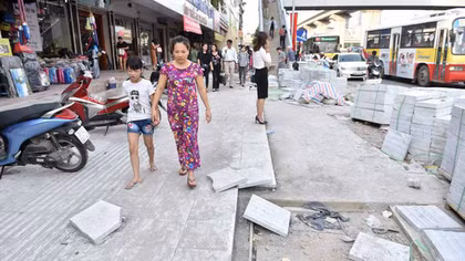 Hà Nội yêu cầu không được lát đá vỉa hè tràn lan