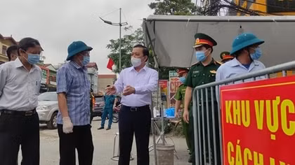 Hà Nội: Người dân 2 thôn bị phong toả vẫn vô tư đi lại