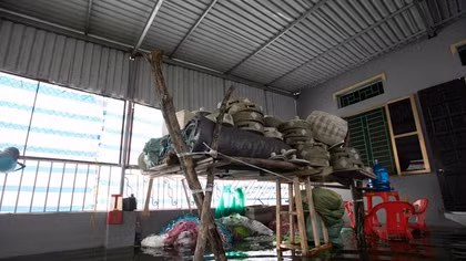 Xuất hiện "hố tử thần" ở huyện đang bị ngập Chương Mỹ 