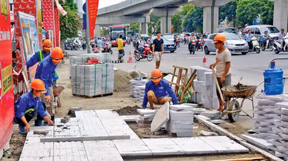 Chủ tịch Hà Nội yêu cầu làm rõ chất lượng đá lát vỉa hè
