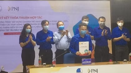 Tuyên dương các gia đình trẻ tiêu biểu nơi tuyến đầu chống dịch