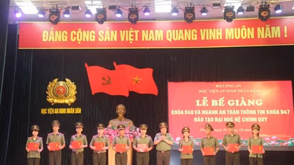  Trao bằng tốt nghiệp cho các tân sỹ quan An ninh khóa D48 và ngành ATTT khóa D47