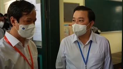 Bộ trưởng Nguyễn Kim Sơn kiểm tra công tác thi tại điểm trường THPT Chu Văn An