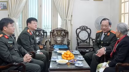 Thứ trưởng Nguyễn Văn Thành thăm hỏi thân nhân các cố nhà giáo CAND