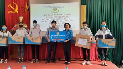 Trao tặng 10 bộ máy tính cho học sinh có hoàn cảnh khó khăn