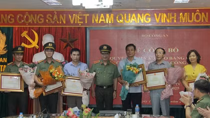 Tặng Bằng khen cá nhân xuất sắc trong thẩm định, xác nhận trình độ trung cấp lý luận chính trị