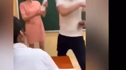 Clip "nam sinh tát cô giáo trên bục giảng" xảy ra tại Hà Nội