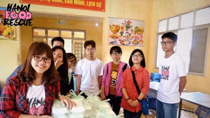 Học sinh Thủ đô quyên góp thực phẩm giúp người nghèo