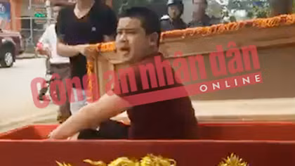 Tin thêm về vụ đối tượng mang quan tài đi đòi nợ