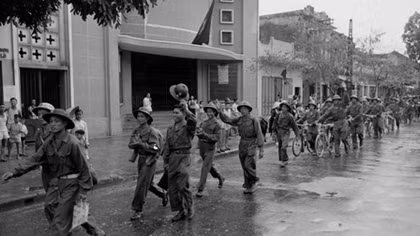 Hình ảnh "Lớp lớp đoàn quân tiến về" tiếp quản Thủ đô 10-10-1954