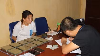 Bắt quả tang 1 sơn nữ vận chuyển 10 bánh heroin