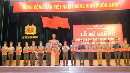 Trao bằng tốt nghiệp cho các tân sỹ quan An ninh Việt Nam và Lào