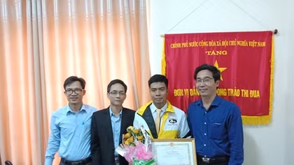 Tài xế taxi trả lại 200 triệu đồng cho du khách bỏ quên 