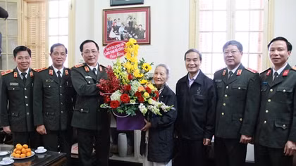 Thứ trưởng Nguyễn Văn Thành chúc mừng Nhà giáo Phạm Tâm Long