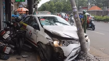 Ngủ gật, tài xế taxi lùa 6 xe máy trước khi tông gãy trụ điện