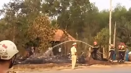 Cơ sở buôn vỏ ô tô cháy rụi, thiêu luôn cả đường điện trung thế