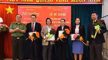 Bồi dưỡng nghiệp vụ cho cán bộ y tế Bộ Nội vụ Vương quốc Campuchia