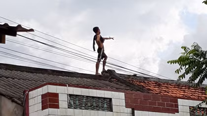 Đối tượng nghi “ngáo đá” cố thủ trên nóc nhà ở Cần Thơ