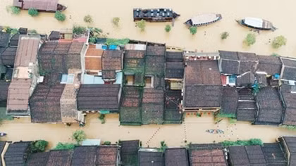 Phố cổ Hội An chìm trong biển nước