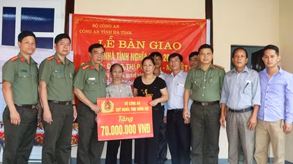 Công an tỉnh Hà Tĩnh bàn giao 2 nhà tình nghĩa cho thân nhân liệt sĩ CAND