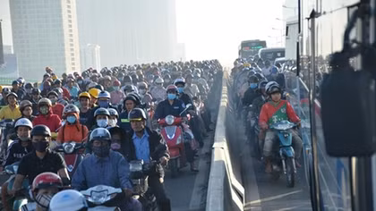 Giao thông ùn ứ trên cầu Sài Gòn vì va chạm giao thông