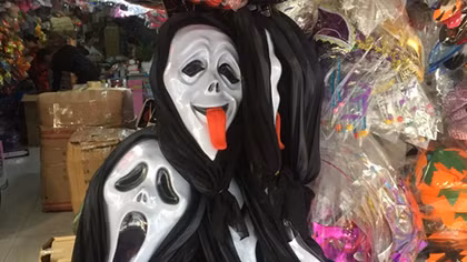 Nhộn nhịp bán đồ chơi Lễ hội Halloween