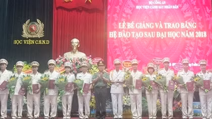 Học viện CSND trao bằng cho các tân tiến sĩ, thạc sĩ
