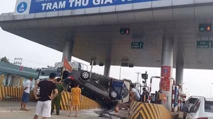 Khoảnh khắc "xế hộp" lao vào trạm thu phí lật ngửa, vỡ tan nát