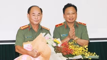 Trao Huy hiệu 30 năm tuổi Đảng tặng Đại tá Trần Kim Thẩm
