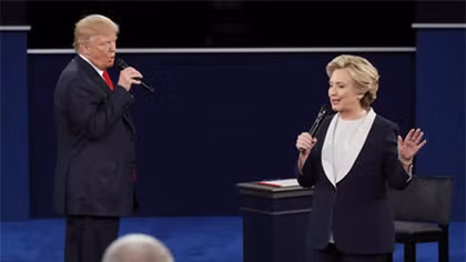 Tranh luận lần 2: Ông Trump thay đổi chiến thuật công kích bà Clinton