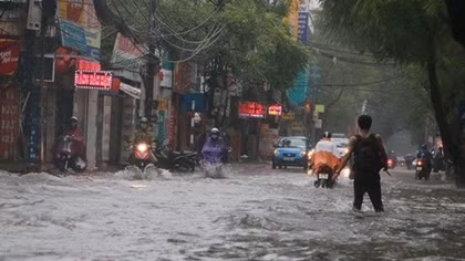 Hà Nội lại thành sông sau hoàn lưu bão số 3