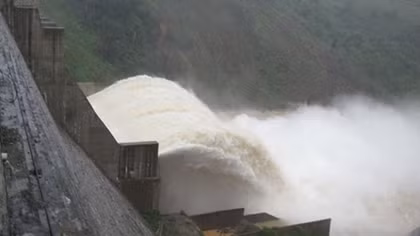 Thủy điện nhận lỗi xả lũ không thông báo: Được vạ thì má sưng... húp!